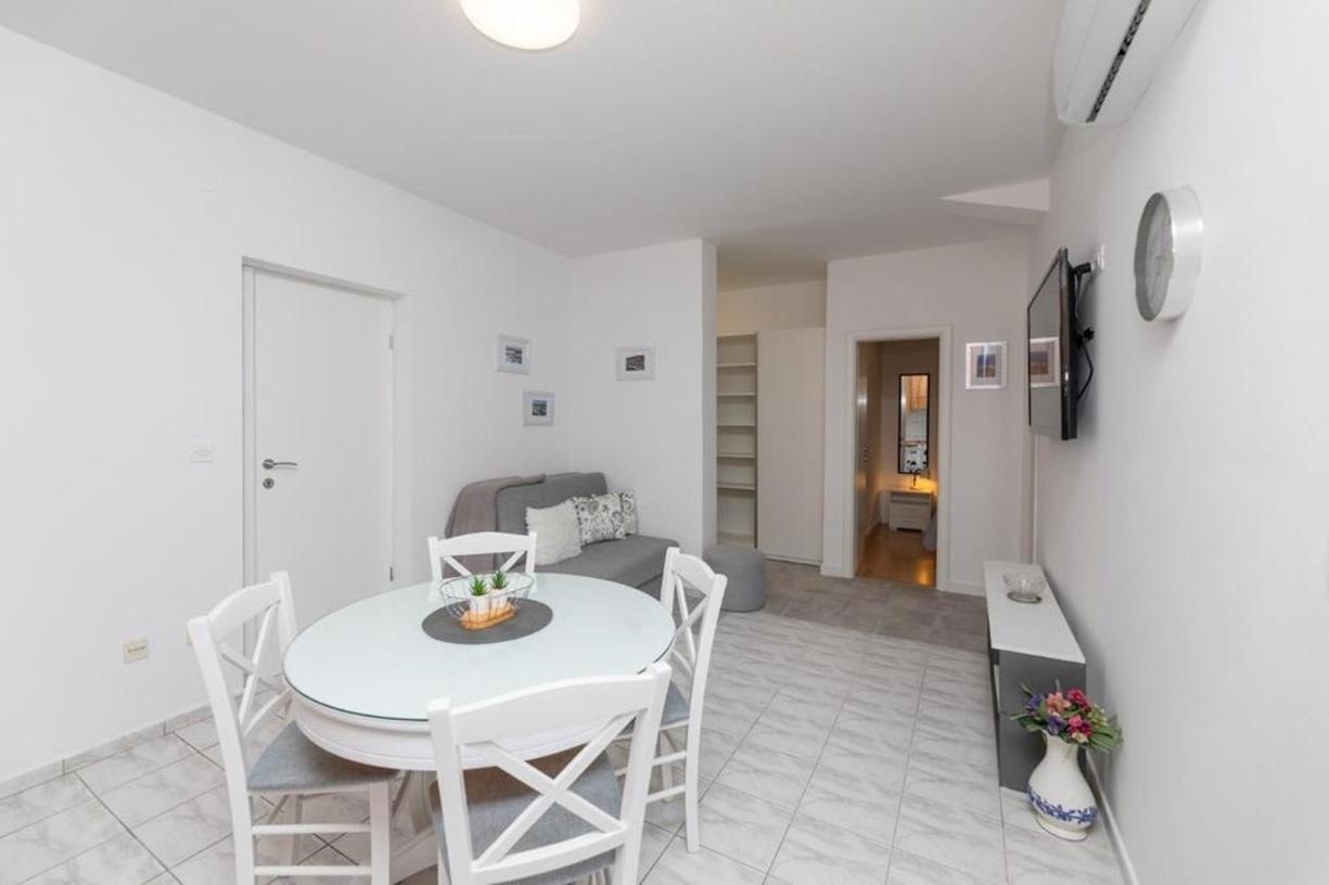 Apartment In With Terrace, Air Conditioning, W-lan 3553-4 Supetar
